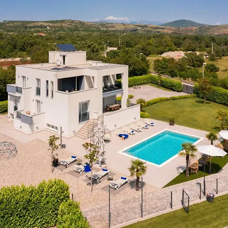Marijeta Exclusive 5 Star With 50sqm Private Pool, 6 Bedrooms And Playroom וילה