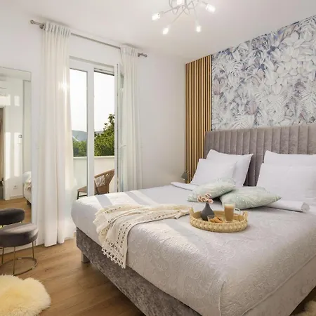Marijeta Exclusive 5 Star With 50sqm Private Pool, 6 Bedrooms And Playroom ספליט