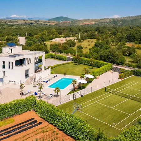 Marijeta Exclusive 5 Star With 50sqm Private Pool, 6 Bedrooms And Playroom スプリト