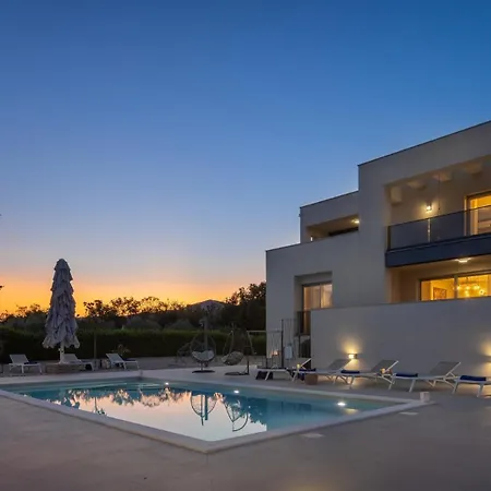 Marijeta Exclusive 5 Star With 50sqm Private Pool, 6 Bedrooms And Playroom Вілла Спліт