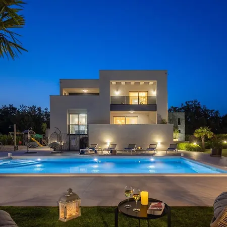 Marijeta Exclusive 5 Star With 50sqm Private Pool, 6 Bedrooms And Playroom * ספליט
