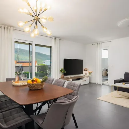 Marijeta Exclusive 5 Star With 50sqm Private Pool, 6 Bedrooms And Playroom Вілла Спліт