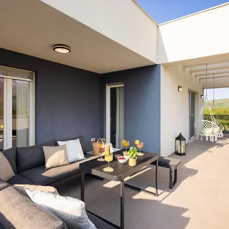 Marijeta Exclusive 5 Star With 50sqm Private Pool, 6 Bedrooms And Playroom * ספליט