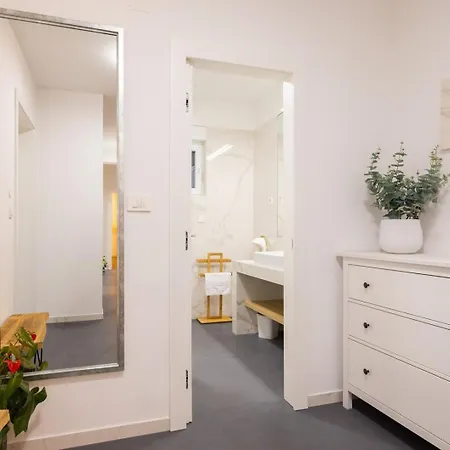 Marijeta Exclusive 5 Star With 50sqm Private Pool, 6 Bedrooms And Playroom ヴィラ スプリト