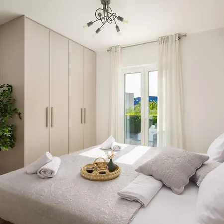 Marijeta Exclusive 5 Star With 50sqm Private Pool, 6 Bedrooms And Playroom וילה *
