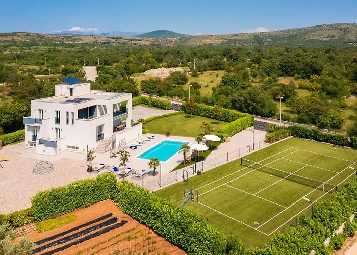 Marijeta Exclusive 5 Star With 50sqm Private Pool, 6 Bedrooms And Playroom ספליט