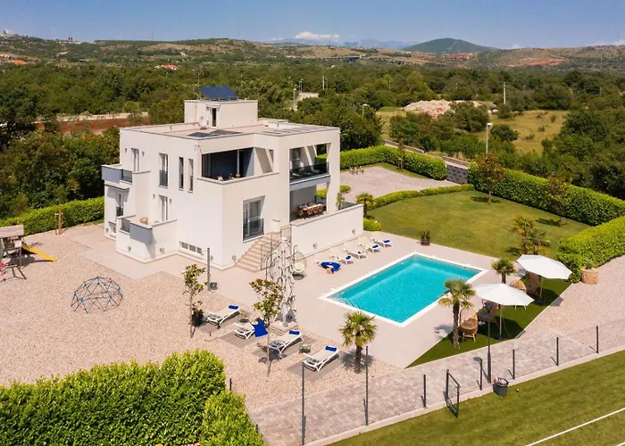 Marijeta Exclusive 5 Star With 50sqm Private Pool, 6 Bedrooms And Playroom וילה